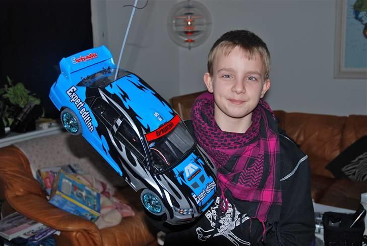 Bil HBX POST5 4WD ONROAD 1/10 - Sønnen Mads - Han glæder sig vist til at batterierne er opladet og ready to go ;o) billede 6