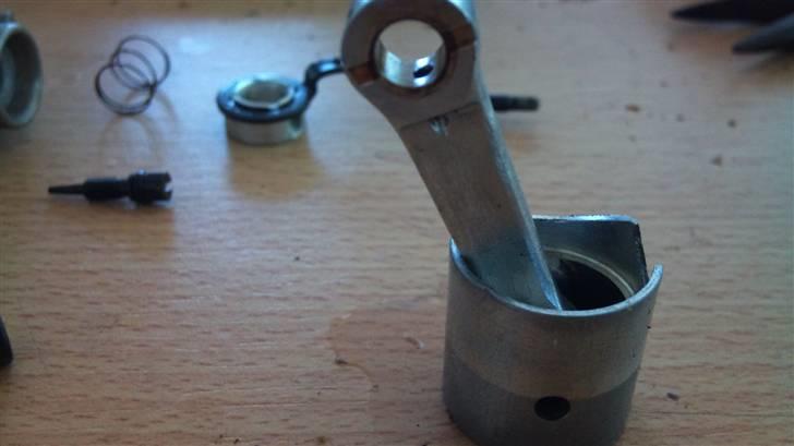 Båd Kyosho Sunstorm 1000 - Er kommet til at hakket et stykke et stempel men det har ikk så meget.  billede 6