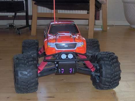 Truck Savage 25  - RTR, Lige kommet ud af kassen, dog har jeg lige fået de røde Sokker på som jeg havde bestilt :D billede 9