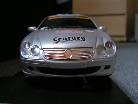 Bil Mercedes - Bilen holdende på standeren set lige forfra billede 6