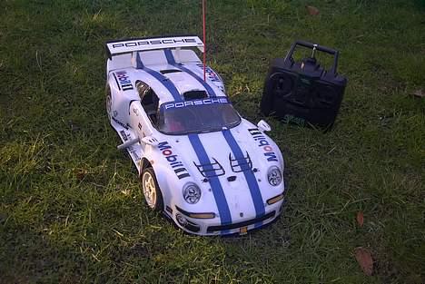 Bil Porsche 911 GT1 4WD 1:10 - Bilen og fjernbetjeningen billede 4