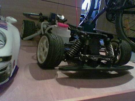 Bil Porsche 911 GT1 4WD 1:10 - Chassis skrånt forfra billede 10