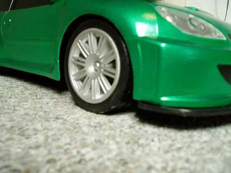Bil peugeot 206 - den er lav.... ca 1,5 cm fra jorden foran billede 4