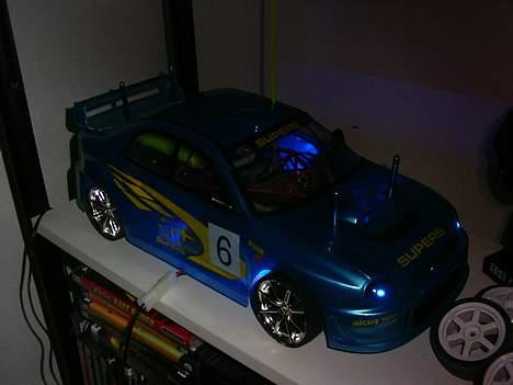 Bil Subaru Impreza WRX STI - her er neon listerne samt forlygter tændt billede 2