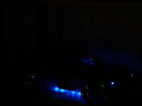 Bil Subaru Impreza WRX STI - her er neon listerne samt forlygter tændt billede 3