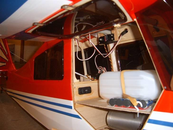 Fly Super bellanca Decathlon - Skal have skiftet ledningen, derfor hænger den og dingler.. : ) billede 10