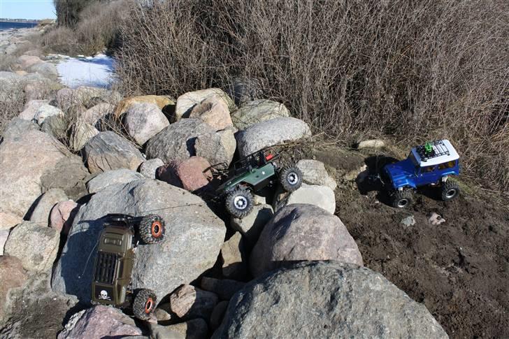 Off-Roader HBX Crawler Rockfighter - Ja den kan sidde godt fast sådan en crawler når den først sidder der. billede 6