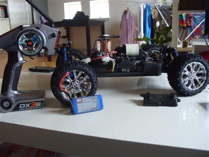 Off-Roader Losi TEN-T Truggy - Her kan i se det lille lipo reciever batteriet, som er står ved baghjulet. billede 19