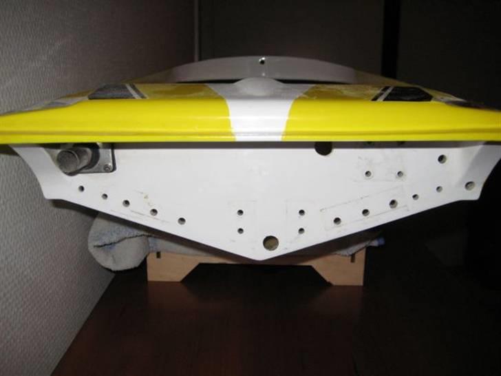 Båd Rio 51 ombyning 2011 - Læg mærke til at hullet hvor drivakslen kommer ud ikke sidder i midten. Burde den ikke sidde i midten. Hvis nogen kan hjælpe skriv endelig til mig. Tak fra Max billede 9