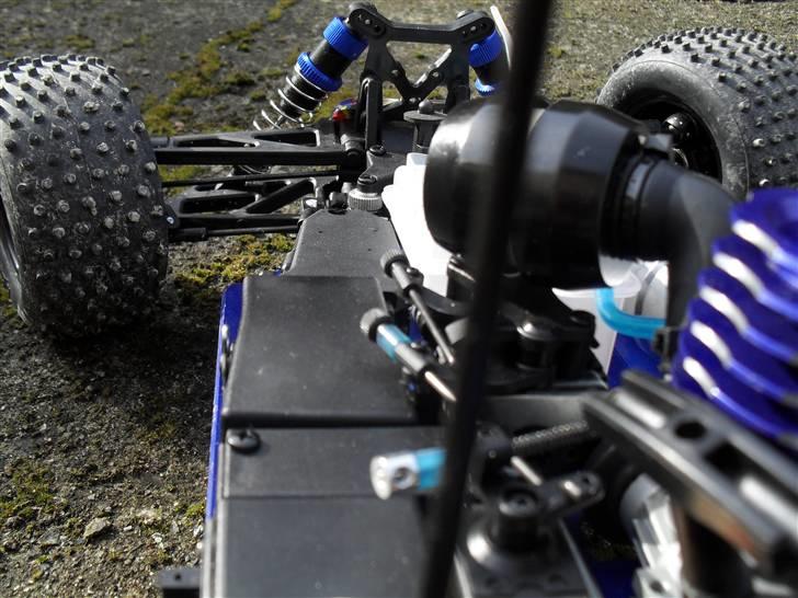 Bil Kyosho DBX - hehe har lige været ude og køre lidt og den blev beskidt så den skal gøres ren  billede 15