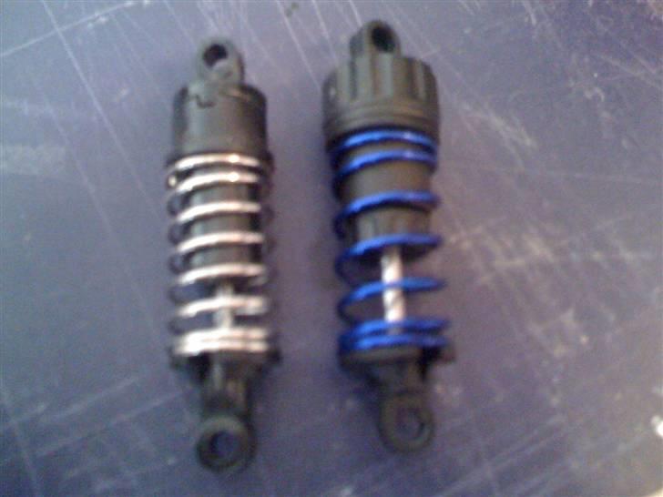 Bil HBX-skyline - Den med den blå fjeder er den nye olie støddæmper og den med crom farve er den gamle billede 11