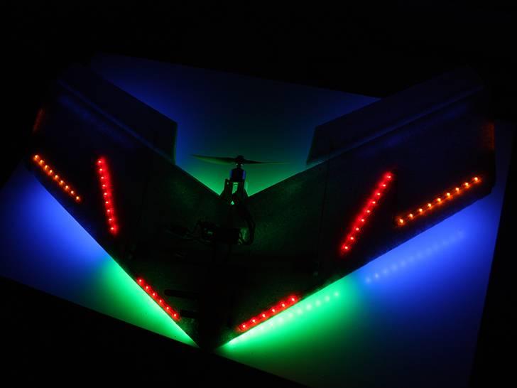 Fly SWIFT II - Upside-down. Rødt lys på bunden, blåt og grønt på toppen. billede 1