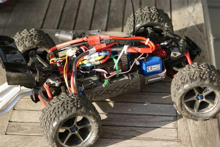 Off-Roader Revo VXL 1:16 Solgt - All wired up. I kan nok forestille jer der er godt fyldt under karossen. billede 19