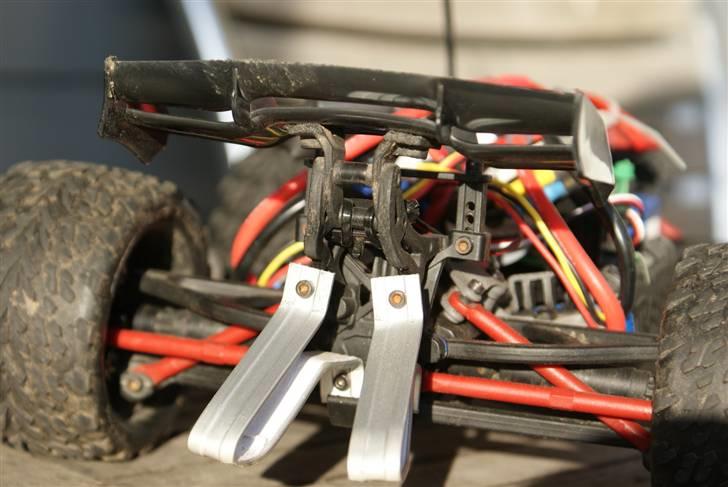 Off-Roader Revo VXL 1:16 Solgt - On/off knappen sidder mellem armene til spoileren. Godt beskyttet så den ikke slår fra ved et uheld, men nem at komme til når man selv har brug for det. billede 20