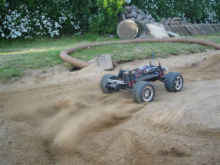 Bil Traxxas e-maxx - halv beskidt(; billede 4