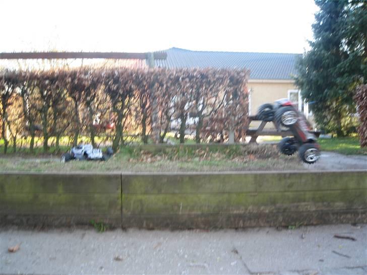 Bil Traxxas e-maxx - den lokale børnehave:D man kan lige se mathias e-maxx billede 18