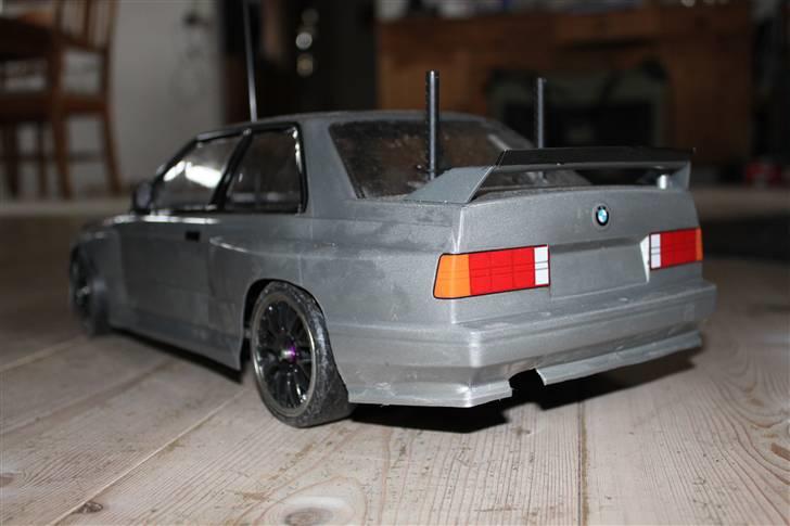 Bil Tamiya TT-01 BMW e30 M3 - andre baglygter er ved at blive lavet. billede 7