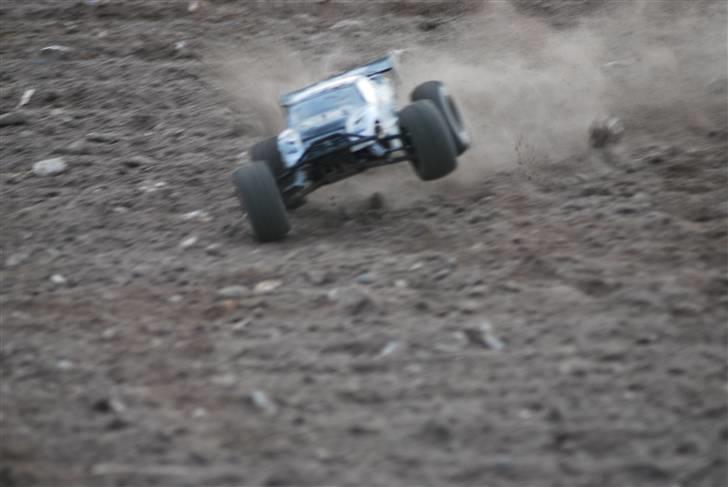 Bil Stealth X09 Truggy Brushl - lige ved at vældte billede 2