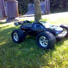 Truck Traxxas Revo RB 523