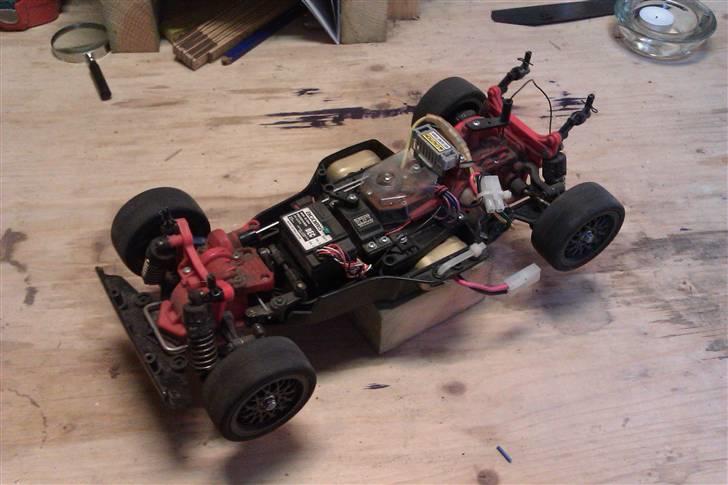 Bil Tamiya TA02 [SOLGT] - 2010: Ved ikke om det kan ses, men den ligner faktisk bunden af en mødding... billede 7