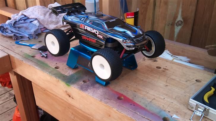 Off-Roader e-revo vxl SOLGT - på værksted igen :D det er ikke tit den holder der.  billede 13