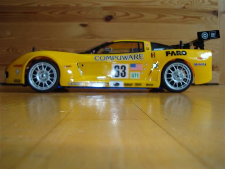 Bil Kyosho FW-06 Corvette C6R - Den skal justeres på et tidspunkt så der ikke er forskel på ridehøjden for og bag :) Måske gøres hårdere da det er vægten fra motoren der gør det billede 6