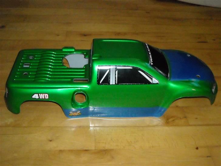 Truck Traxxas Revo 2,5R. Solgt. - Karos fra revo 3,3 skal lige have nogle nye huller foran, så passer den. billede 6