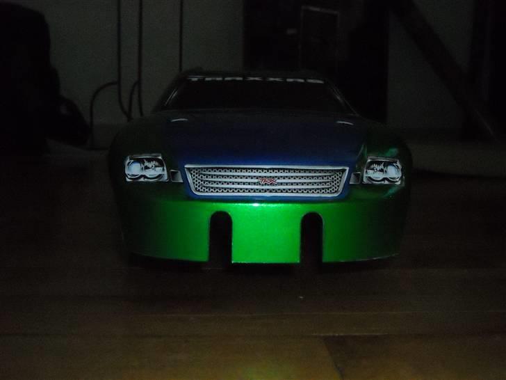 Truck Traxxas Revo 2,5R. Solgt. - Karos fra revo 3,3 skal lige have nogle nye huller foran, så passer den. billede 7