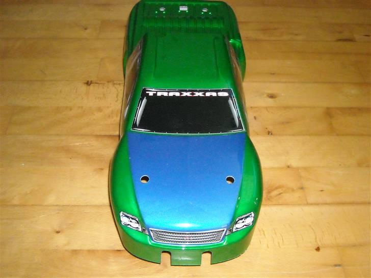 Truck Traxxas Revo 2,5R. Solgt. - Karos fra revo 3,3 skal lige have nogle nye huller foran, så passer den. billede 8