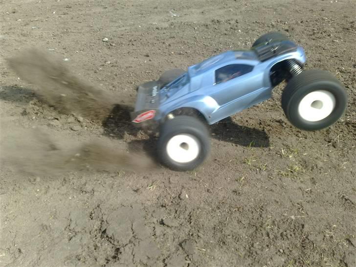 Truck Kyosho Inferno ST-R - Et forsøg på et action billede... men det er svært med mobilen i den ene hånd og sender i den anden :D billede 10