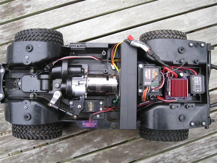 Off-Roader Jeep YJ Wrangler XC-01Mod - Efter ombygning med reductionsgearet ... batteriet står på siden, og alle ledninger går under det i vangerne ... jeg syntes selv det er en "pæn" løsning billede 6