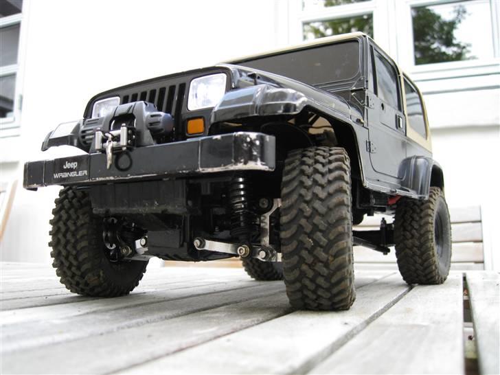 Off-Roader Jeep YJ Wrangler XC-01Mod - Pladen under kofangeren er modificeret så den ikke banker i alting før hjulene kan få fat ... billede 7