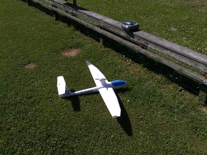 Fly graupner discus 2ct - klar til at flyve på kalundborgs flyveplads billede 3