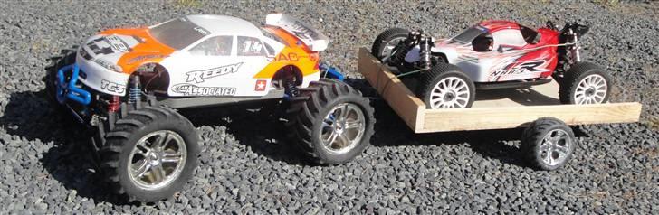 Bil E-Maxx - Første forsøg på at lave trailer. Faktisk meget vellykket med hensyn til montering af hjul. Alt det andet=Fail. billede 2