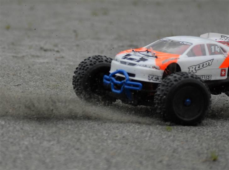 Bil E-Maxx - I am bad! Igang med at køre bagud, samt dreje rundt. billede 3