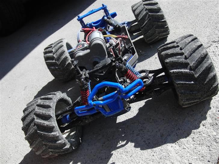 Bil E-Maxx - Bilen har lige kørt på en fugtig grus plads, så den er godt beskidt. billede 4