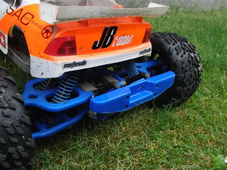 Bil E-Maxx - RPM blåt bagparti. Er helt vild med den blå farve, den giver en god kontrast til det sorte plastik. Samt at efter sigende skulle det holde bedre end Traxxas dele. billede 5