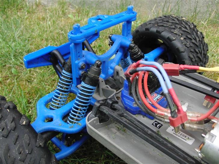 Bil E-Maxx - Næsten fuld rpm bagtil. Samt man kan se Esc´en. Har været nød til at sætte forlænger ledninger på, da de andre ikke var lange nok til de batterier jeg brugte dengang. billede 6