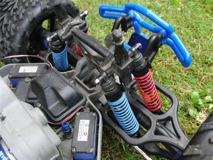 Bil E-Maxx - De blå er de hårde fjerde, og de fungere bare!!! Det er virkelig nødvendigt med 2 servoer til at kunne dreje denne store bil. Det afhænger selvfølgelig af hvilke dæk der sidder derpå, hvor nemt den drejer stillestående. billede 9