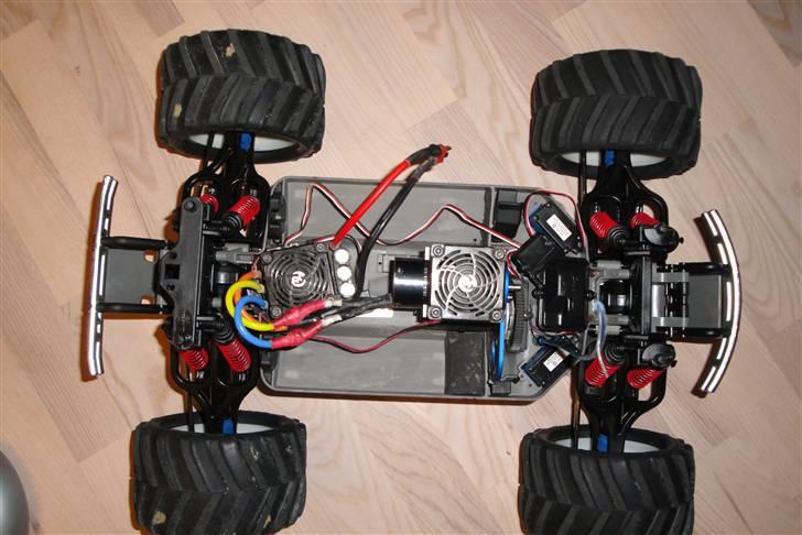 Bil E-Maxx - Der var engang... Nu er den stock, fik et godt bud på brushless og batterierne dengang:) billede 10