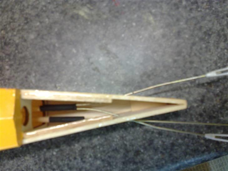 Fly JP PIPER CUB J3 R.I.P - Før limning af højde ror. Et lille tip smart at føre trækstænger igennem inden man limer højde ror på billede 4