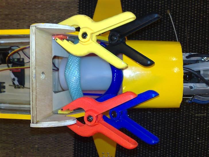 Fly JP PIPER CUB J3 R.I.P - Der bruges 6-minute epoxy til at lime vinduer. Bemærk det fine "værktøj" der bruges her. Ren Olsenbanden stil billede 9