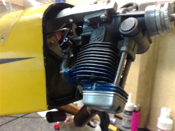 Fly JP PIPER CUB J3 R.I.P - Motor syndes den sad bedst sådan. Så er udstødning også i bunden. Når motor sidder sådan her kan den godt være lidt svær at starte nemt at komme til at gøre gløderør vådt billede 11