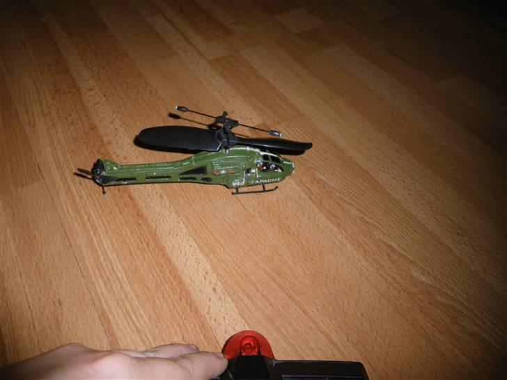 Helikopter picooz apache mini heli billede 5