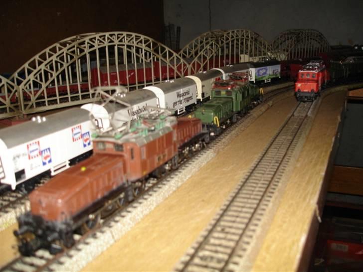 Tog Märklin - To SBB Krokodiller og en ÖBB i baggrunden. billede 2