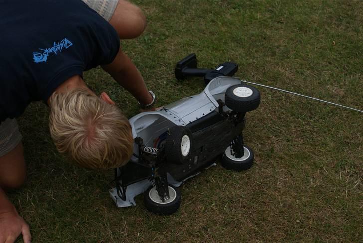 Off-Roader Hong Nor SCRT10 Solgt - Skal man lande skal man gøre det ordentligt! Det glemte min ven Christian lige her... Den skulle dog bare rykkes på plads, så kørte den igen. billede 10