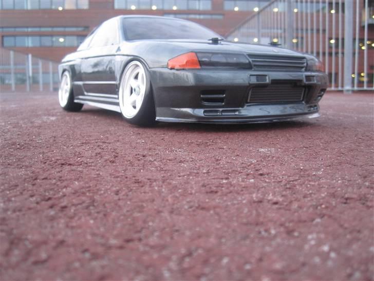 Bil Tamiya TB03 |Drift|  - Karossen er ikke færdig. Mangler bla. at få malet underlæben sort, og få sidespejle monteret og andre små ting. billede 1