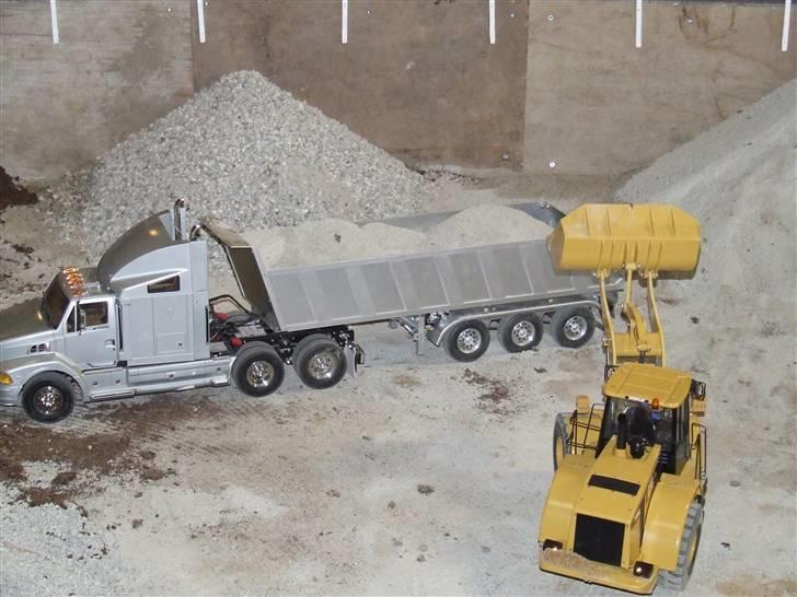 Lastbiler Ford Aeromax (solgt) - Pjevs fra Jysk RCTruck læsser sten mel med geden...bagefter skiftede han til sin Politibil og stoppede mig for at kører med overlæs... :/  billede 6