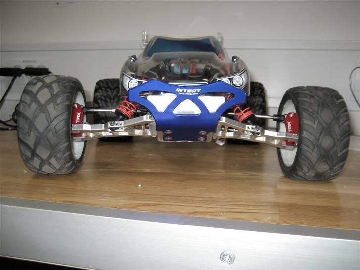 Buggy Traxxas Hustler BYTTET - Integy front bumper, som forhåbentlig bøjer før bilen billede 10