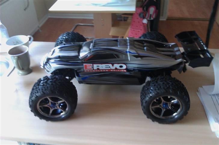 Off-Roader E-Revo Brushless edition - Undskyld den dårlige kvalitet. Prøv at se hvor lille kaffe krusset er i forhold til bilen ;-) billede 16